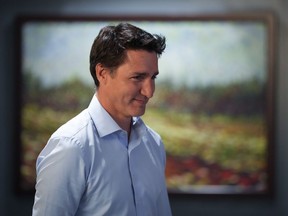 Premierminister Justin Trudeau kehrt am Mittwoch, den 7. September 2022, nach einer Pause am zweiten Tag einer Klausurtagung des liberalen Kabinetts in Vancouver in den Sitzungssaal zurück.