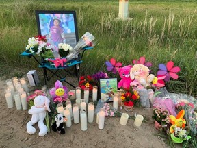 Fotos der dreijährigen Jemimah Bunadalian sitzen in der Nähe von Kerzen während einer Mahnwache für das Mädchen aus Winnipeg am 10. Juli 2021 auf diesem Handout-Foto vom 26. Mai 2022. Eine Anhörung zur Verurteilung eines Mannes aus Winnipeg, der sich des Mordes zweiten Grades schuldig bekannte der Tod seiner dreijährigen Tochter soll heute stattfinden.