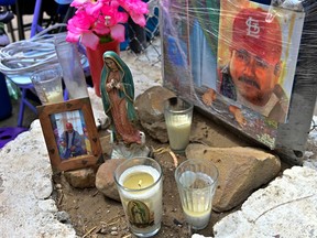 Das Porträt von Jaime Montelongo, einem der 10 Bergleute, die seit dem 3. August in einer überfluteten Kohlemine eingeschlossen sind, ist am 14. August 2022 auf einem Altar in der Gemeinde Agujita, Gemeinde Sabinas, Bundesstaat Coahuila, Mexiko, zu sehen.