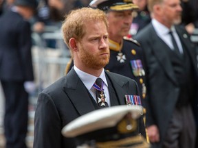 Prinz Harry nimmt am Montag, den 19. September 2022, am Trauerzug für Königin Elizabeth II. in London teil.