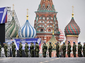 Russische Soldaten stehen am 29. September 2022 auf dem Roten Platz im Zentrum von Moskau, während der Platz vor einer Zeremonie zur Eingliederung der neuen Gebiete in Russland versiegelt wird.