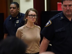 Auf diesem Aktenfoto, das am 11. April 2019 aufgenommen wurde, ist Anna Sorokin, besser bekannt als Anna Delvey, die 28-jährige deutsche Staatsangehörige, deren Familie 2007 aus Russland dorthin gezogen ist, während ihres Prozesses im New York State Supreme im Gerichtssaal zu sehen Gericht in New York.