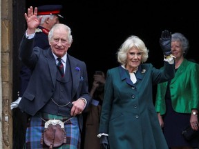König Charles und Königin Camilla winken bei einer offiziellen Zeremonie, um Dunfermline als Stadt zu kennzeichnen, in Dunfermline, Schottland, Großbritannien, Montag, 3. Oktober 2022.