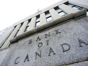 Die Bank of Canada wird am Dienstag, den 12. Juli 2022 in Ottawa gezeigt. Neue Umfragen der Bank of Canada zeigen, dass die Verbraucher kurzfristig pessimistischer in Bezug auf die Inflation geworden sind, während die Inflationserwartungen der Unternehmen nachgelassen haben.