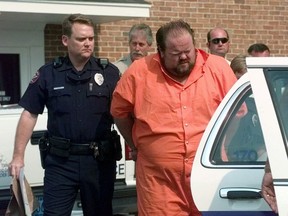 Beamte eskortieren den Mordverdächtigen Alan Eugene Miller am 5. August 1999 aus dem Gefängnis von Pelham City in Alabama.