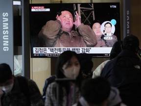 Ein Fernsehbildschirm zeigt ein Bild des nordkoreanischen Führers Kim Jong Un und seiner Frau Ri Sol Ju während einer Nachrichtensendung am Bahnhof Seoul in Seoul, Südkorea, Montag, 10. Oktober 2022.