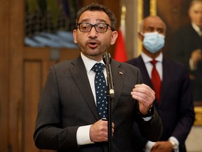Le ministre des Transports Omar Alghabra prend la parole lors d'une conférence de presse sur la colline du Parlement à Ottawa le 6 juin 2022.