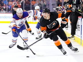 Travis Konecny ​​# 11 des Flyers de Philadelphie patine avec la rondelle devant Connor McDavid # 97 des Oilers d'Edmonton lors de la deuxième période au Wells Fargo Center le jeudi 9 février 2023 à Philadelphie, en Pennsylvanie.