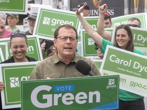 Le député provincial de Guelph, Mike Schreiner, chef du Parti vert de l'Ontario, prend la parole lors d'un arrêt de campagne à Oxford et Wharncliffe, tandis que la candidate de London North Centre, Carol Dyck, salue ses partisans sur Oxford Street le 1er juin 2022.