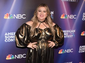 Kelly Clarkson poses on the red carpet of the American Song Contest.