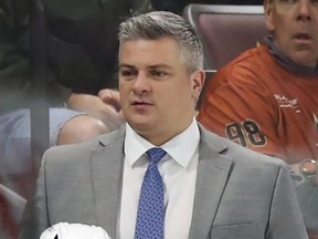 Sheldon Keefe behind the bench of the Toronto Maple Leafs.