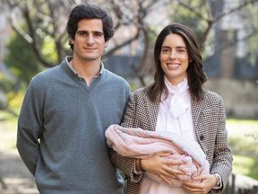 Fernando Fitz-James Stuart and Sofia Palazuelo pose with their new daughter Sofia at the exit of Clinica del Rosario on Jan. 13, 2023.