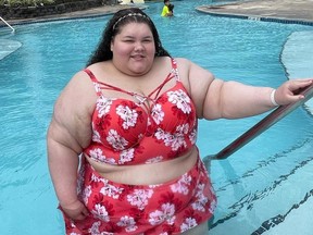 Plus-size influencer Jaelynn Chaney checks out an outdoor pool at a Hawaiian resort.