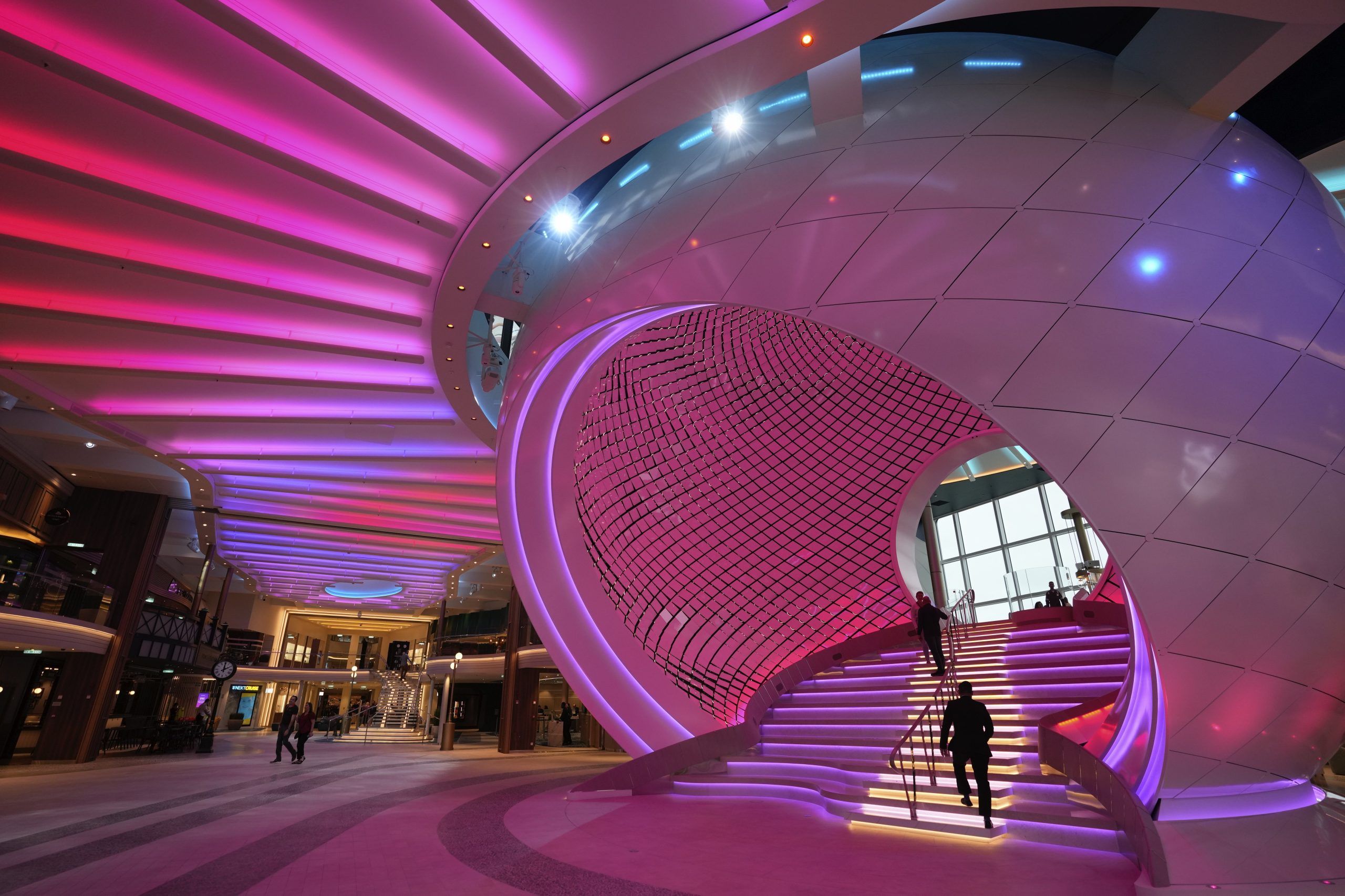 world-s-largest-cruise-ship-icon-of-the-seas-spanning-almost-4-city