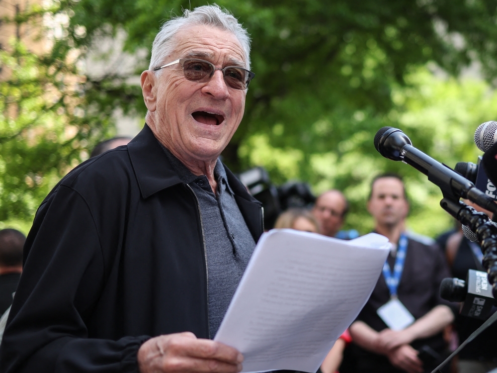 Robert De Niro blasts Trump supporters outside hush-money trial: 'You're gangsters!'