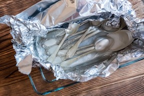 Cleaning spoons with foil, soda and salt.