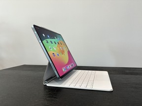 iPad Air 2024 M2 in blue with the Magic Keyboard.
