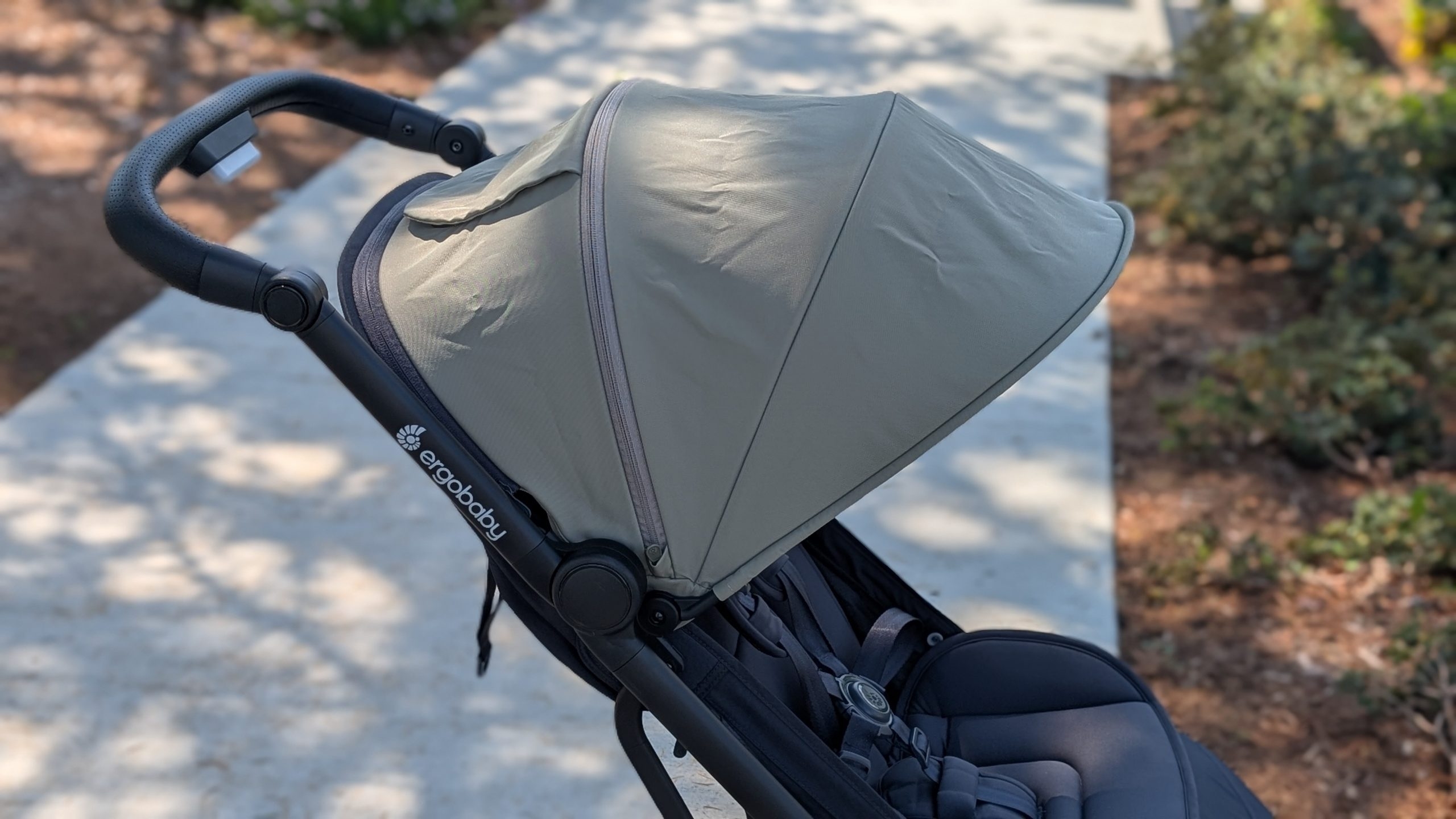  The Metro 3 has a pivoting handlebar.