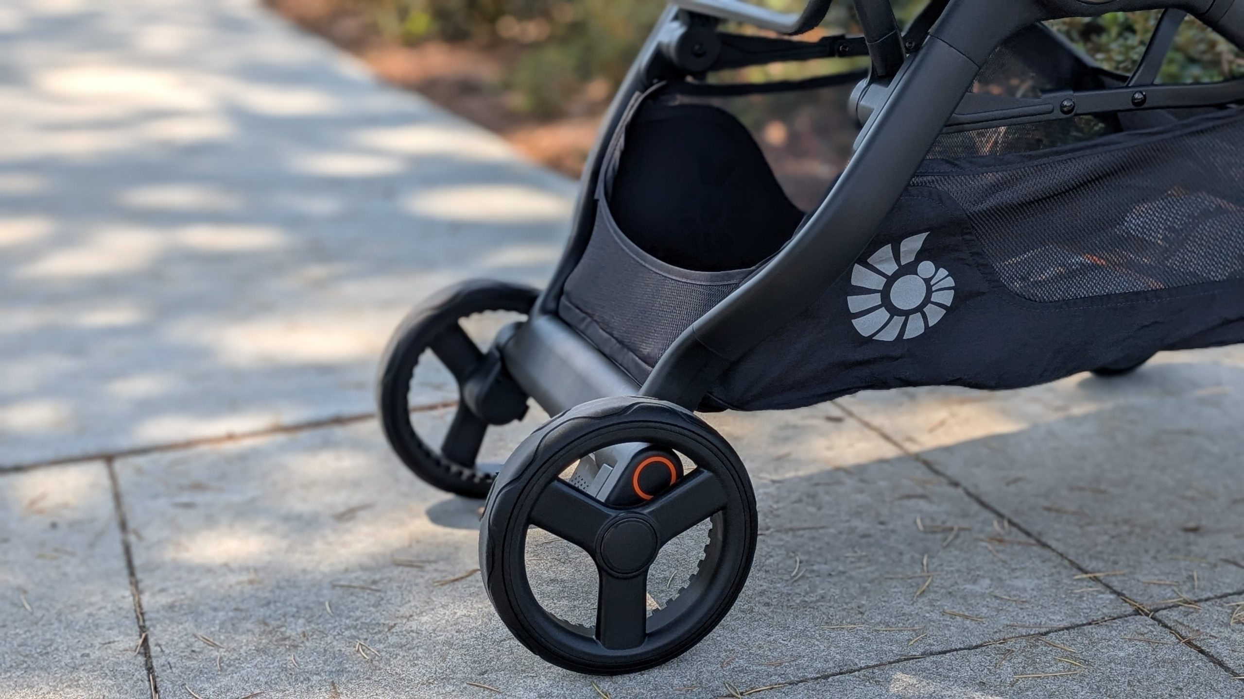  The Metro 3’s wheels handle well on rough terrain.