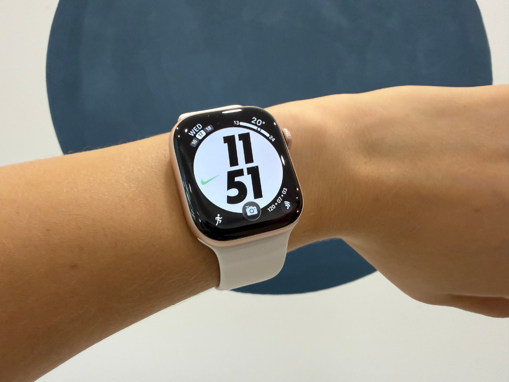  Apple Watch Series 11 in Rose Gold.