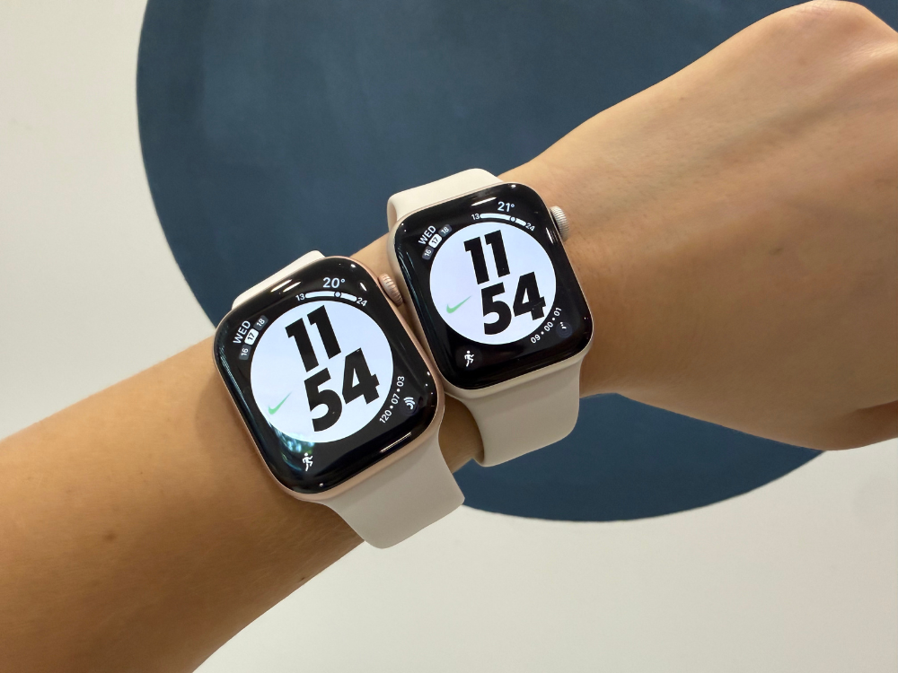  [From left to right] Apple Watch Series 11 and Apple Watch SE 3.
