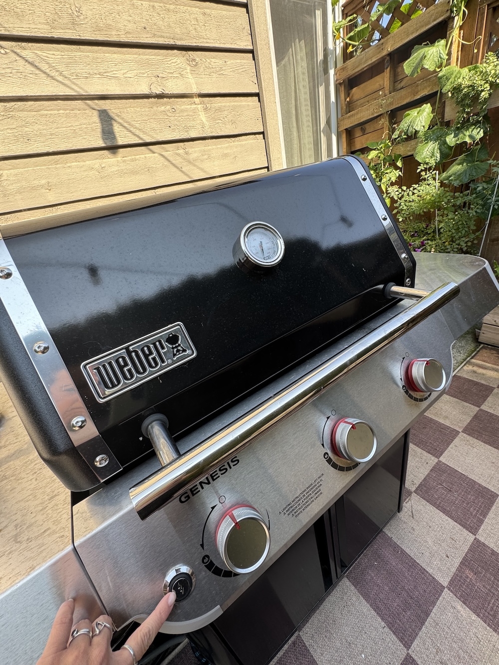  The infinity electronic ignition system makes it easy to turn on the BBQ.