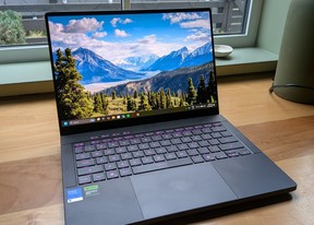 Even while looking out a bright sunny window the screen was crisp, bright and devoid of reflection thanks to the improved anti reflection coating.