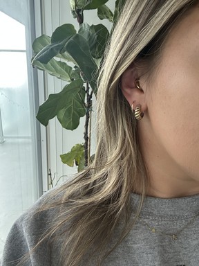 The gold Loop experience style fits seamlessly into my ear - and my jewellery stack