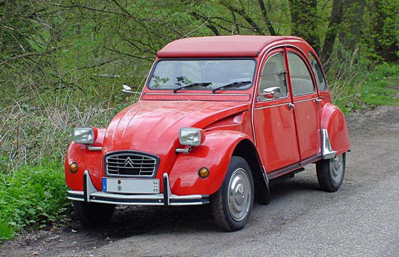 Can you imagine a Paris without any Citroen 2CVs? Didn’t think so. (Wikipedia photo)