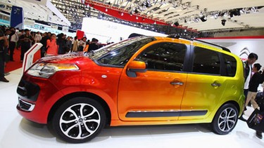 According to psychologists, right-brained thinkers might be more spontaneous when choosing car colours. Perhaps this rainbow-hued Citroën Picasso might appeal to them.