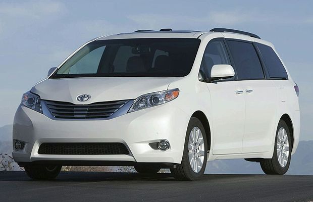 Gallery: 2011 Toyota Sienna | Driving