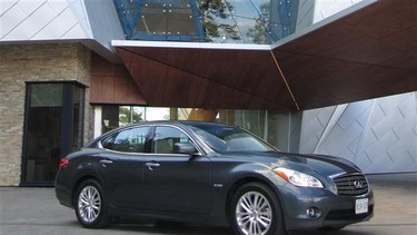 2012 Infiniti M35h.