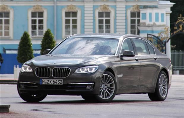 Sedan: 2013 BMW 750i | Driving