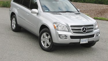 Mercedes GL320 - front right 3/4 view