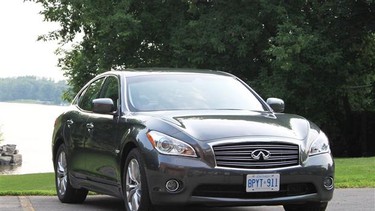 2013 Infiniti M35h.