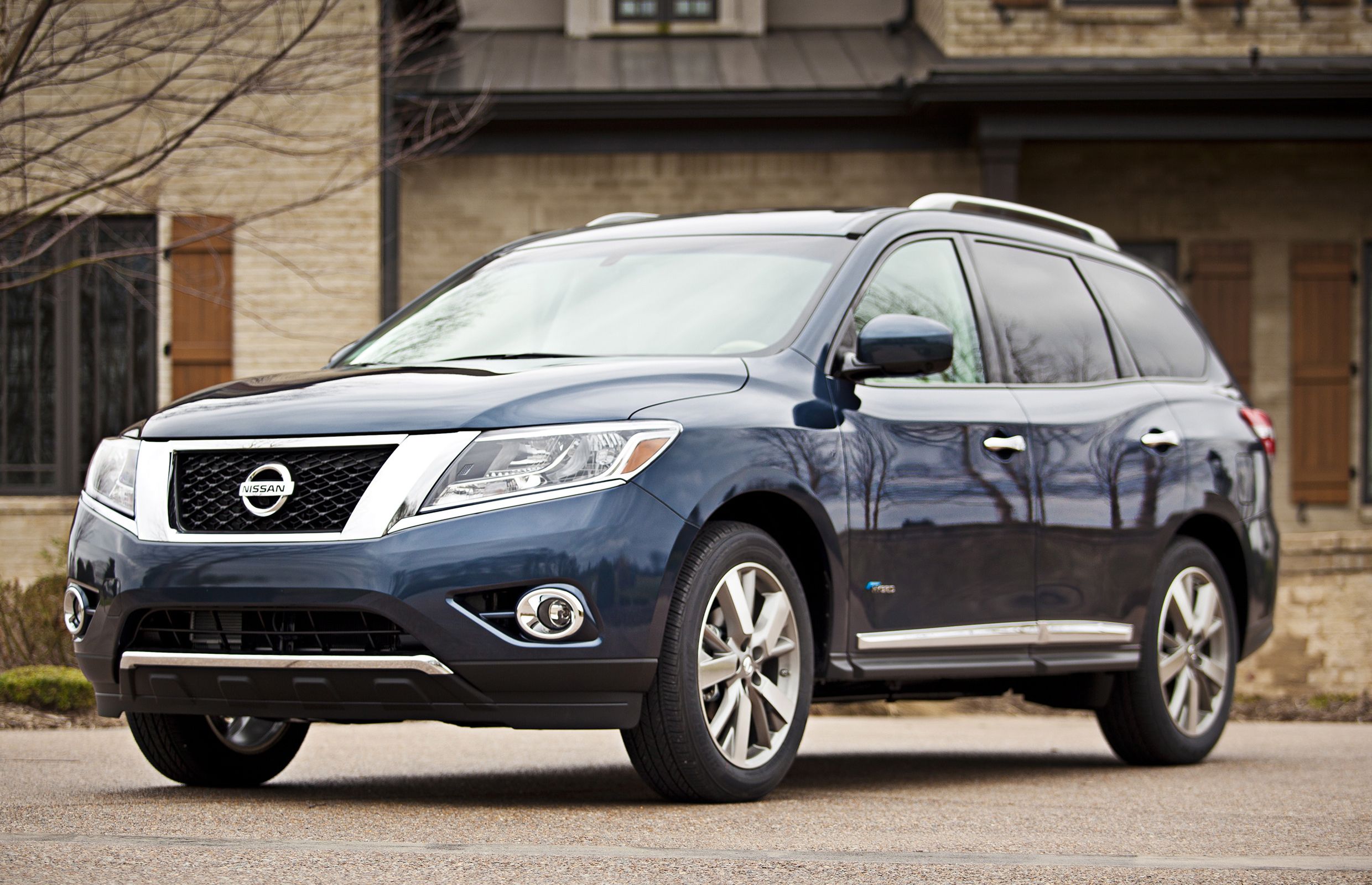 SUV 2014 Nissan Pathfinder Driving