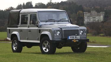 The Defender's successor could bow as early as 2016, with a pickup variant following a year later.