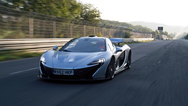 The McLaren P1 does a blazing lap on the famed Nürburgring track in Germany - setting a "record" time under seven minutes in the process.