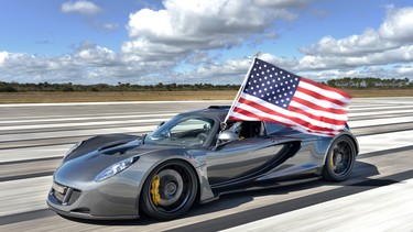 The Hennessey Venom GT set a new speed record after roaring to 435.311 km/h on the Kennedy Space Center runway.