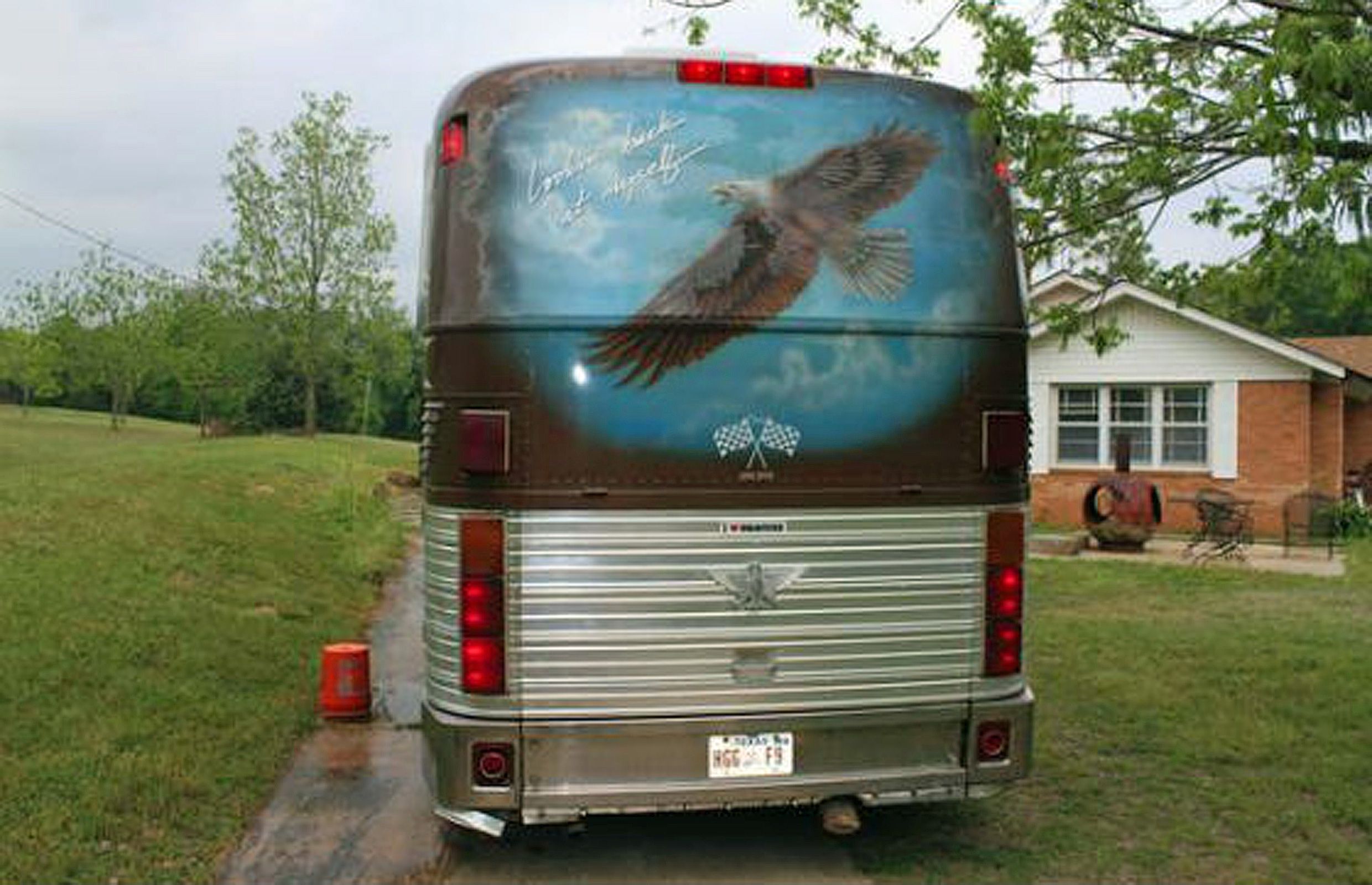 10 Reasons I Want Willie Nelson's 1983 Tour Bus | Driving