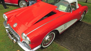 Dan Ward had clear inserts put int he roof of his 1959 Corvette.