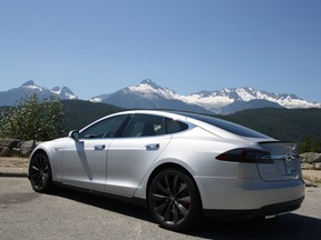 Options on our test model included the massive panoramic roof and the 21-inch silver performance wheels.