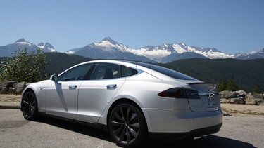 Options on our test model included the massive panoramic roof and the 21-inch silver performance wheels.