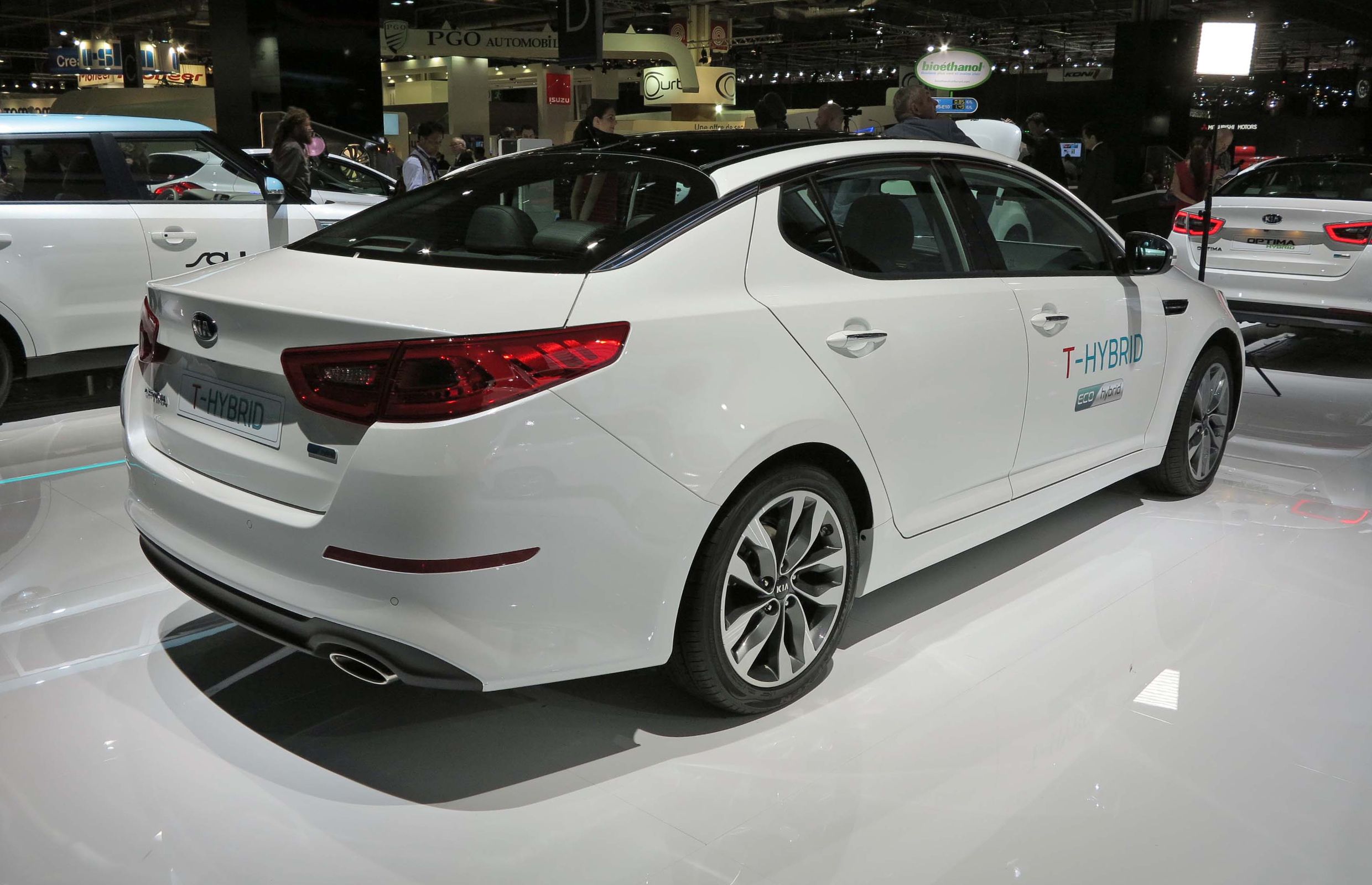 Kia Unwraps Facelifted Rio, Diesel-hybrid Optima At Paris Motor Show ...