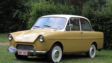 The first DAF automobile was available in 1958, fitted with a 600-cc air-cooled engine, and a CVT transmission driving the rear wheels using two V-belts. Top speed was 91 km/h.