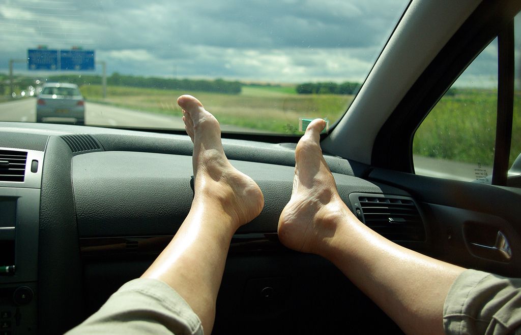 GoRVing to alter ad after objections raised about feet on dash | Driving