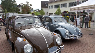 Entrant No. 100, left, a 1962 VW Käfer Export "Meilenstein" and No. 101, a 1956 VW Käfer Export "Ovali" driven by Team Autostadt Die Fallers.