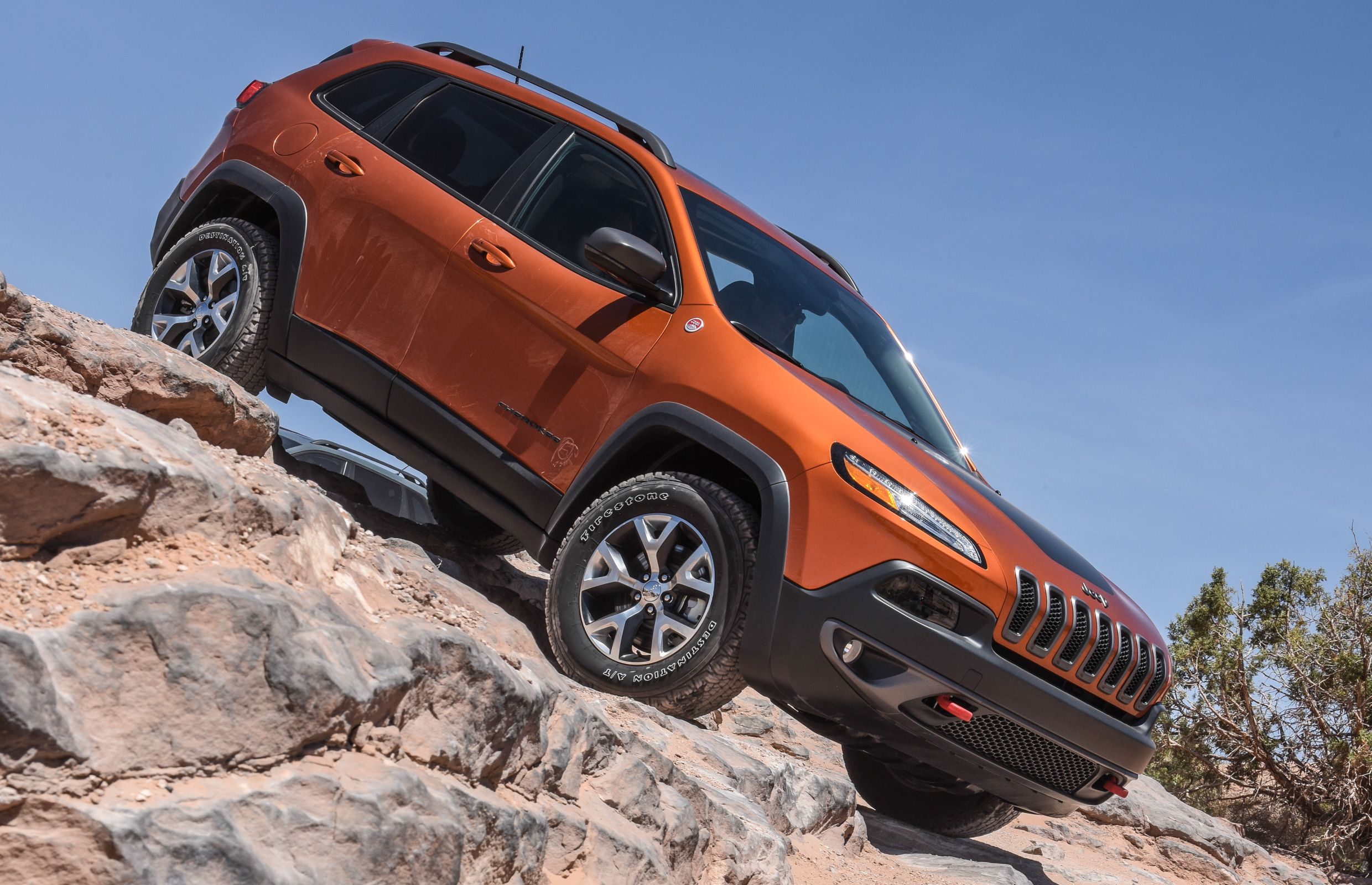 Jeep asks Cherokee owners to park outside over fire risk