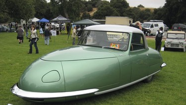 The 1948 Da­vis Divan had three wheels and seat­ed four across on a large bench seat. The com­pany, under owner Gary Da­vis who was 
a born gam­bler, fell apart al­most as quick­ly as it began and only 11 Divans were built.