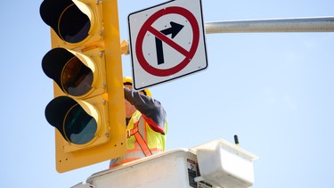 When approaching any intersection with an inoperative signal light there are a few things you can do to make things go smoothly.